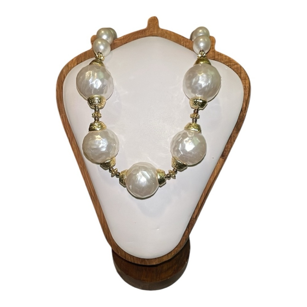 Elegant Pearl and Gold Women's Necklace - Picture 3 of 6